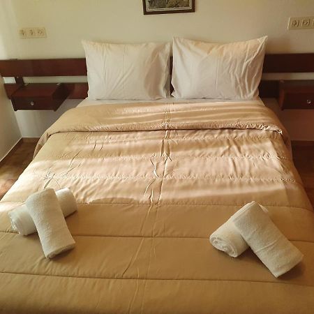 Hotel Residencial Campo-Mar By Umbral Portimão Esterno foto A bed with a duvet